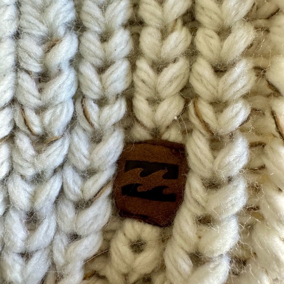 NWT Billabong Knit Beanie with Pom - Picture 3 of 6